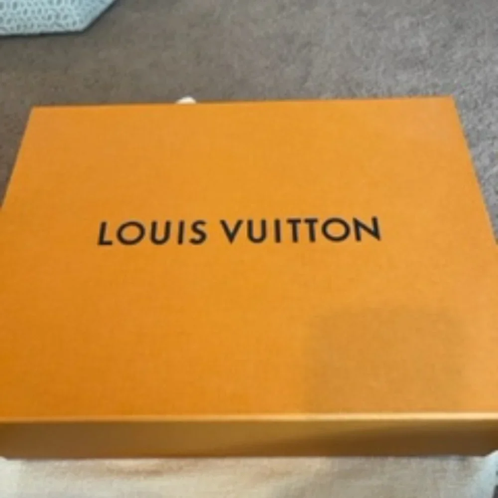 Louis Vuitton Crossbody - Picture 8 of 8